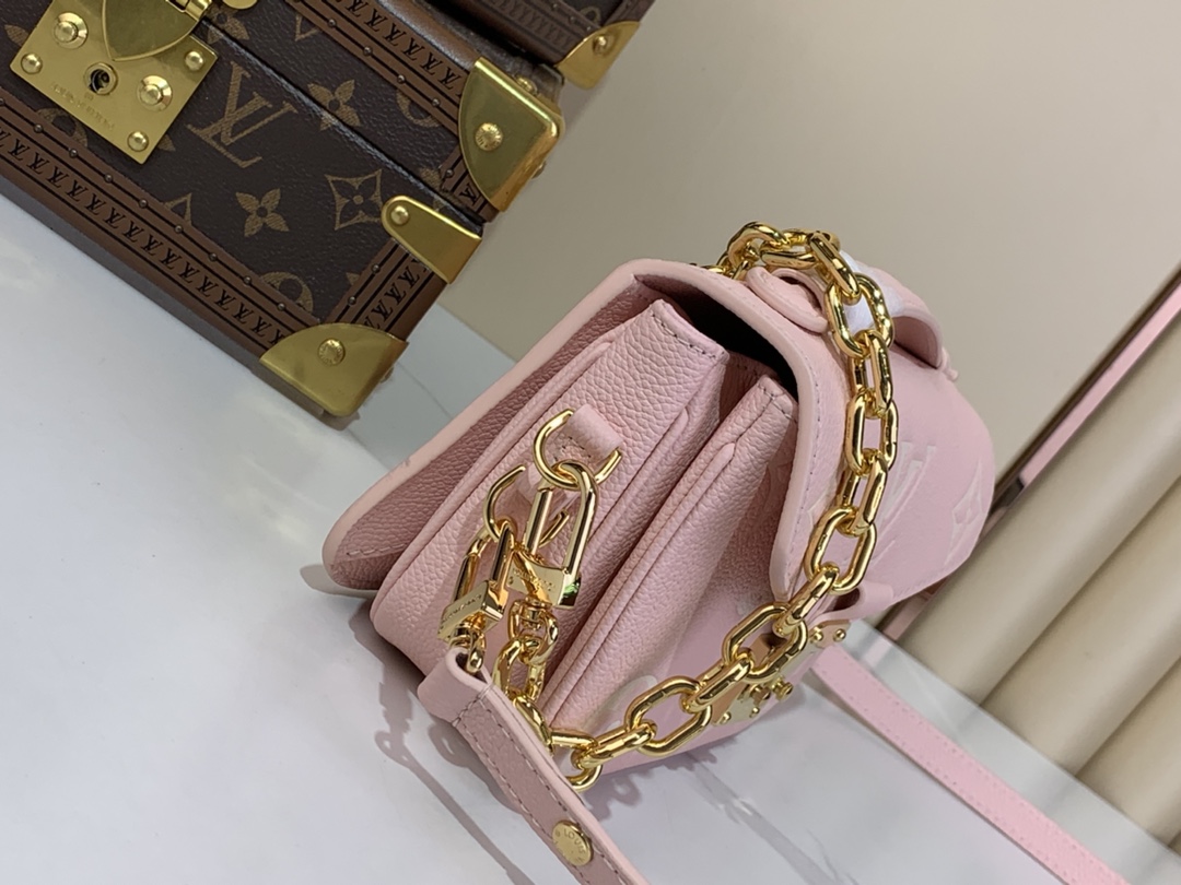 LV-M14208 Pochette Métis East West