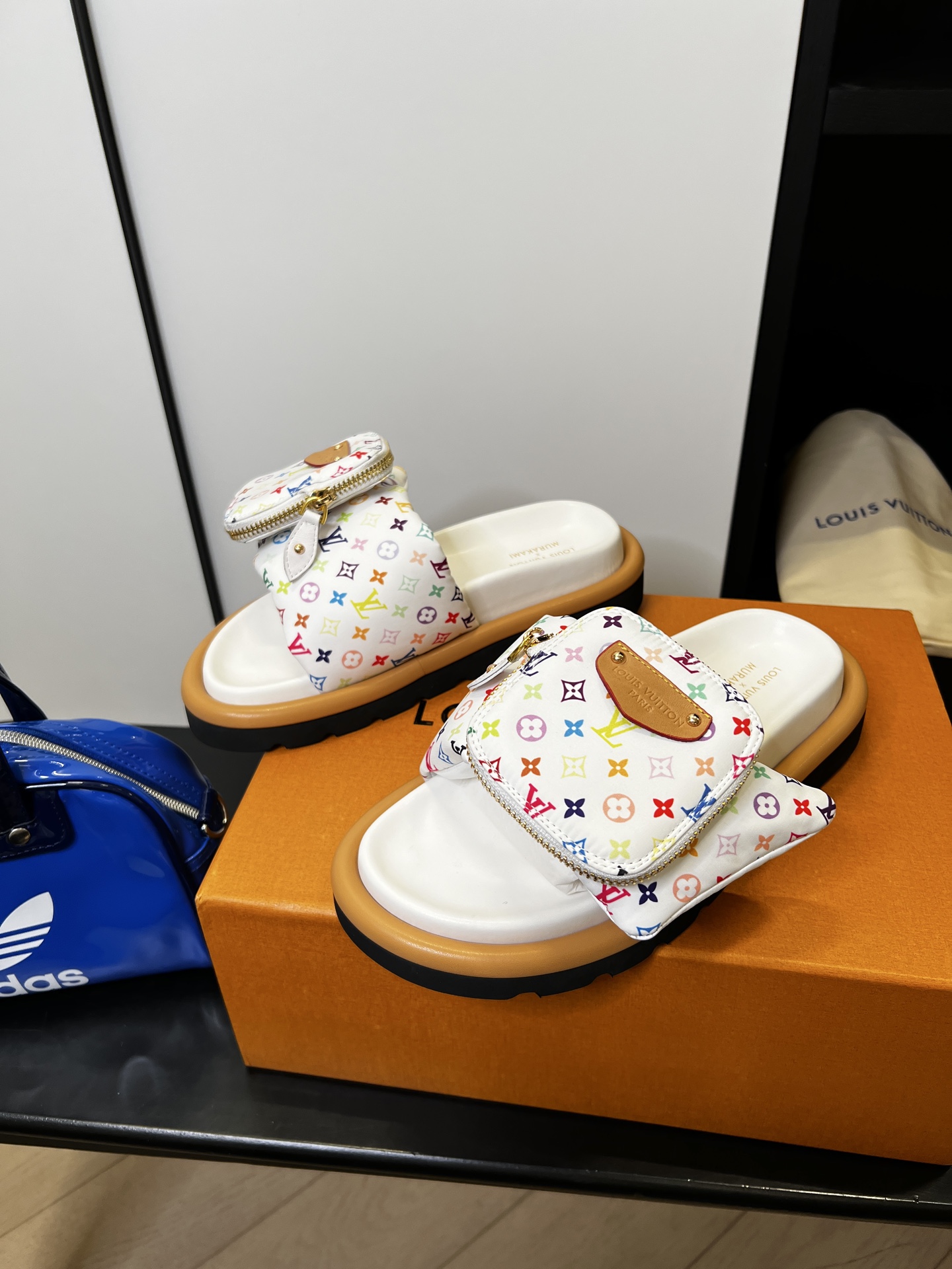 Three-color pocket slippers