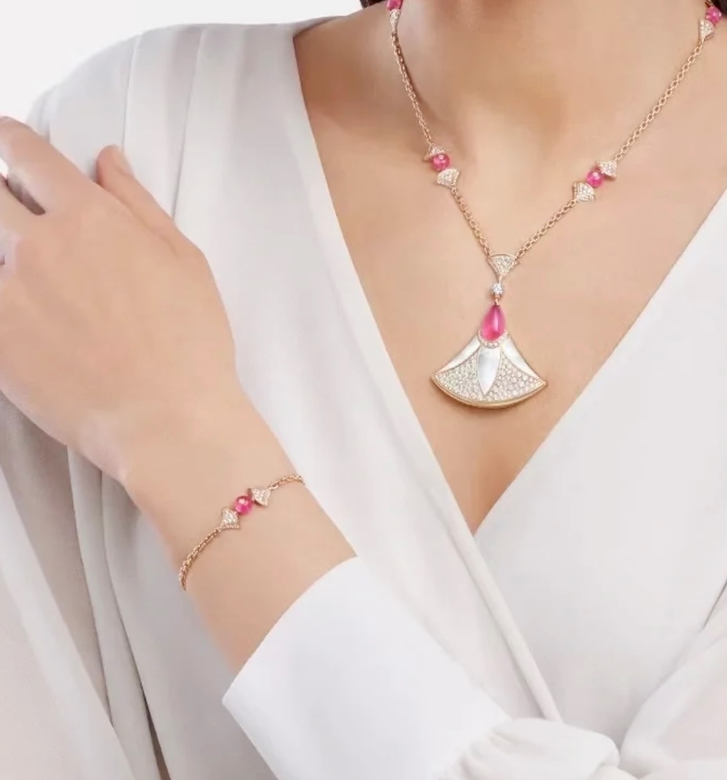 High-end Roman fan necklace