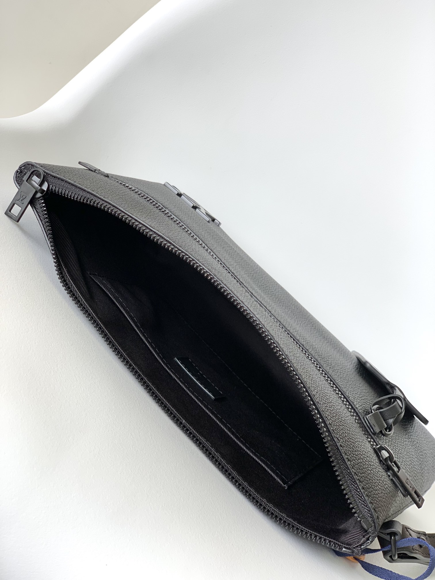 LV-M69837 Takeoff Pouch