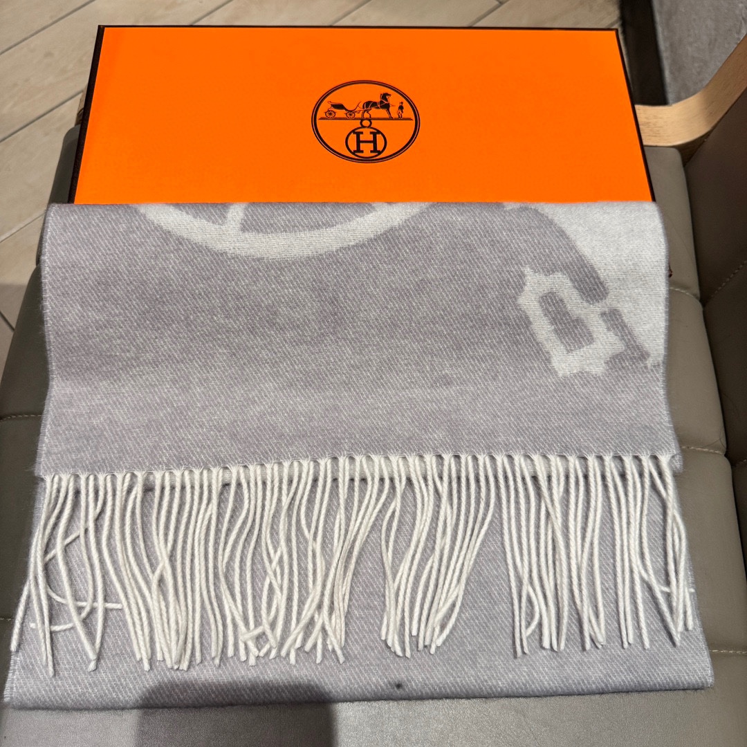 Hermes- double jacquard scarf with thick fringe