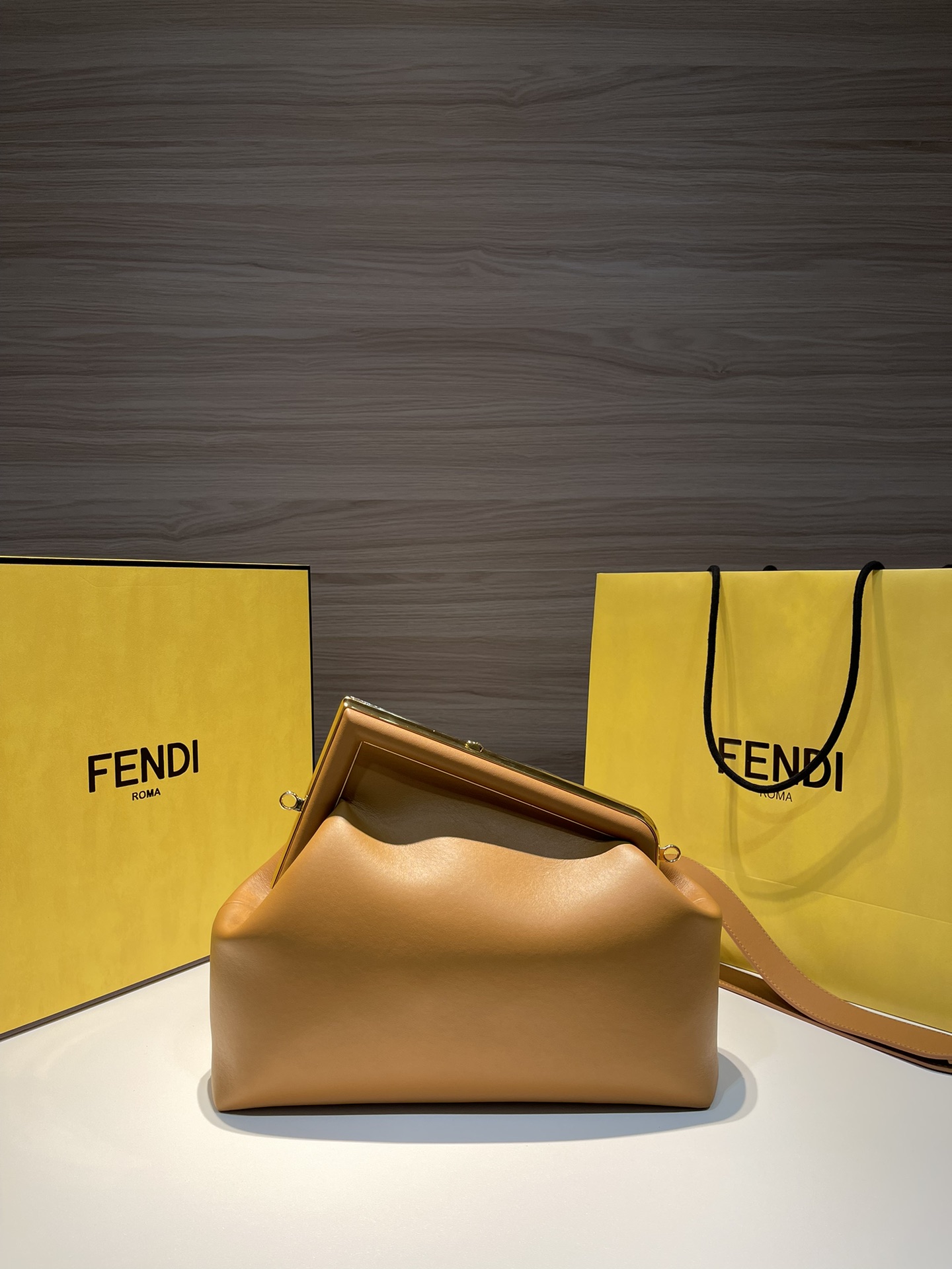FENDI-FIRST Medium Handbag Brown Leather