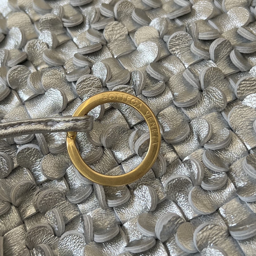 Bv Cabat Bucket Bag (Model 762587)