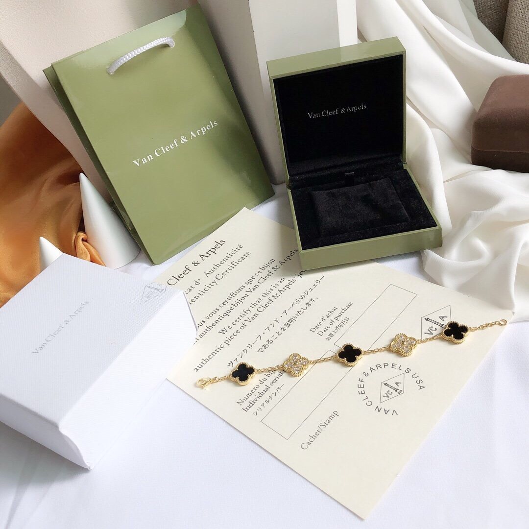 Van Cleef & Arpels top-selling collection – the five-flower clover bracelet!