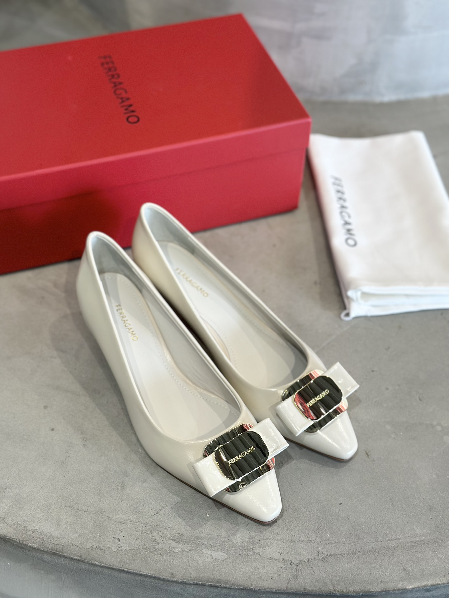 Bow Pointed-toe Low Heel Shoes