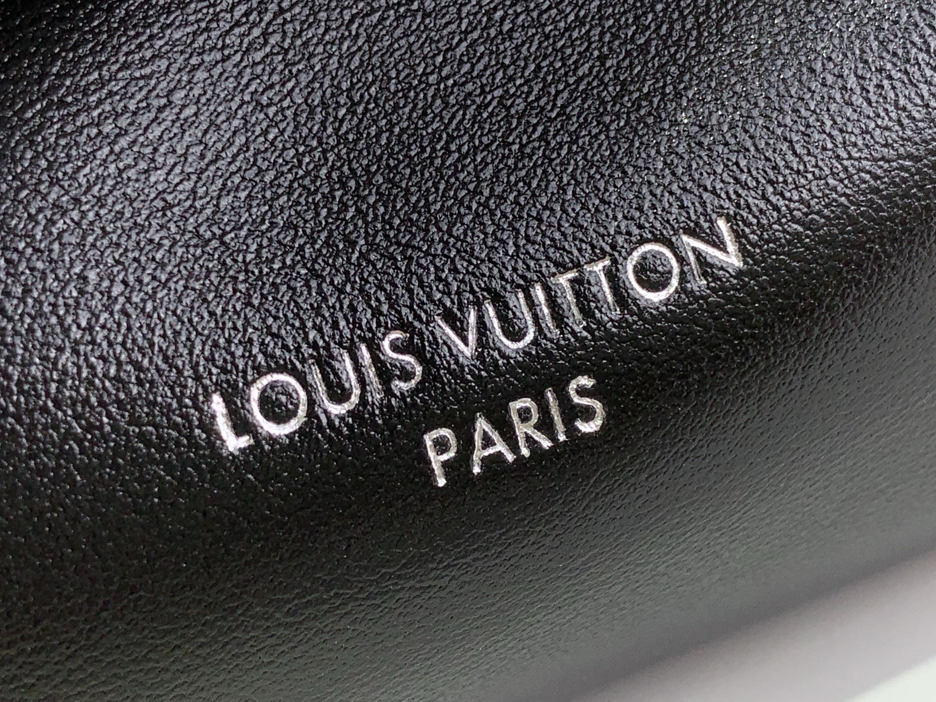 LV M25522 Off Duty Backpack Vibe