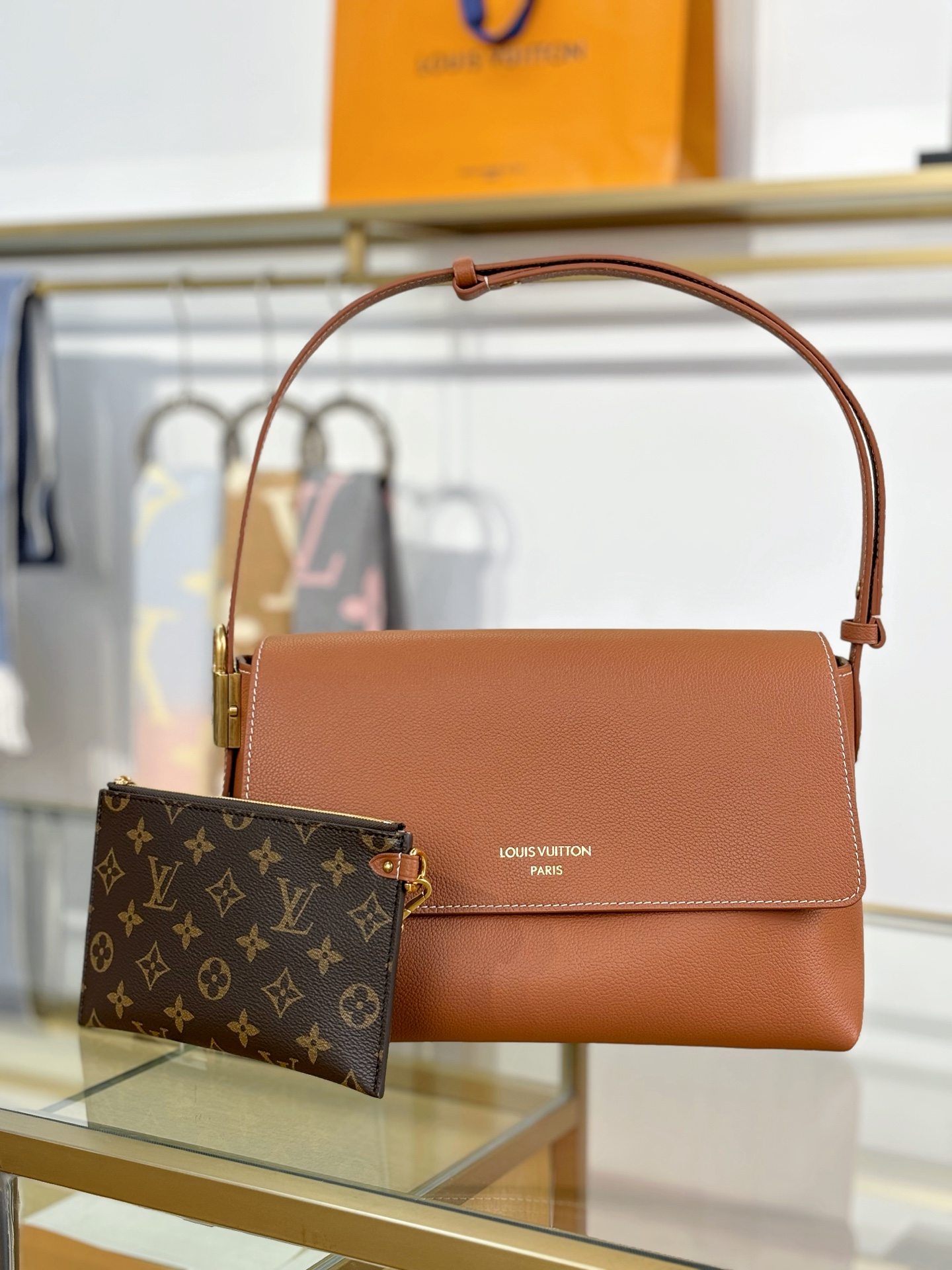 LV M13151 Low Key Messenger