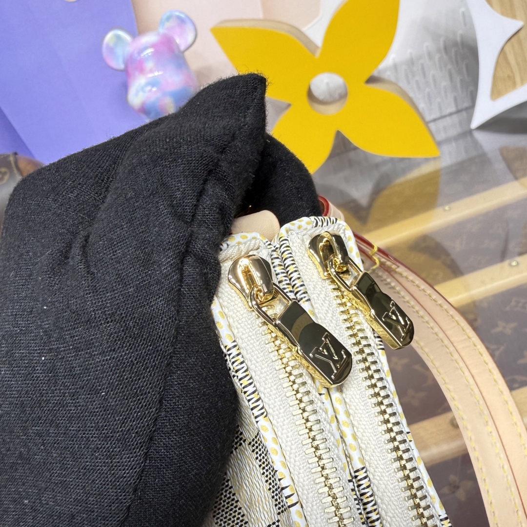 Louis Vuitton N00228 Liv Pochette