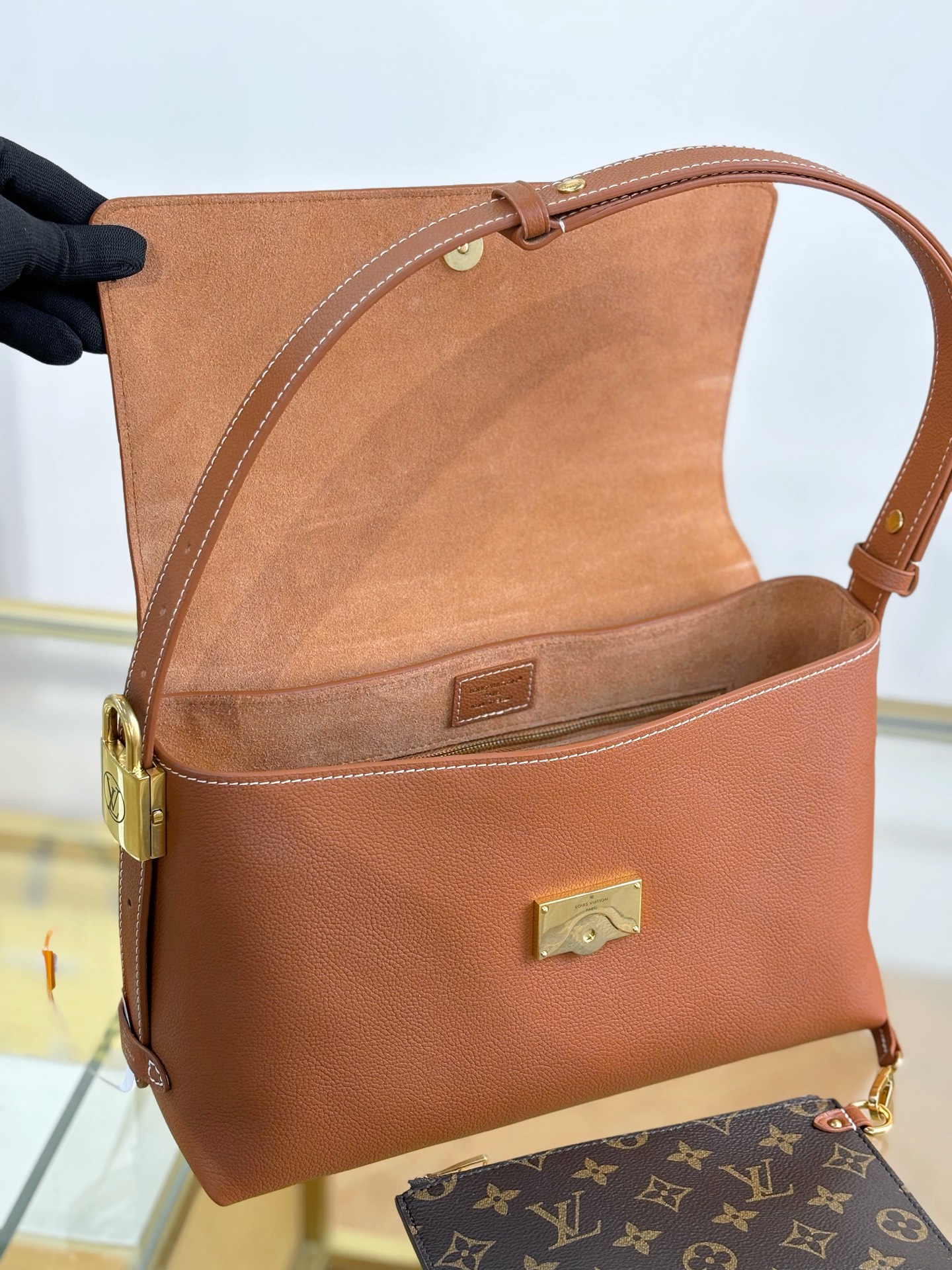 LV M13151 Low Key Messenger