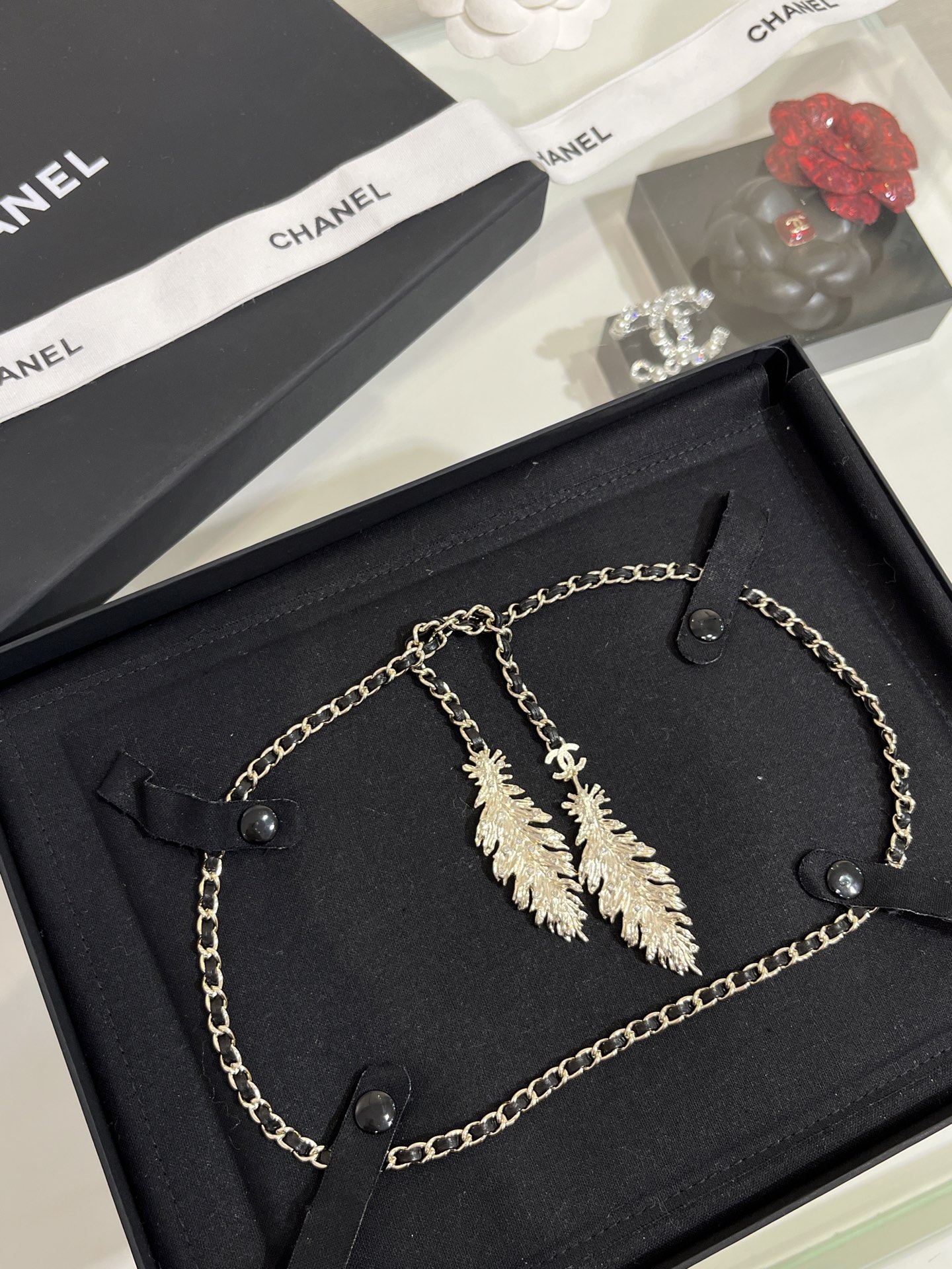 𝑪𝒉𝒂𝒏𝒆𝒍 25S New Gold-Tone Crystal Chain Tie Necklace