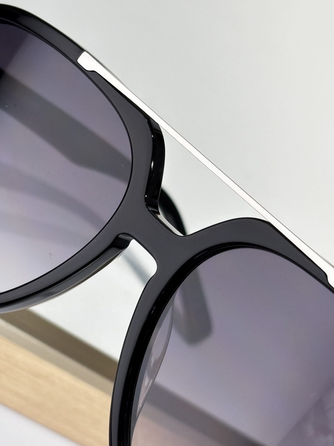 SAINT LAURENT – Model SL545