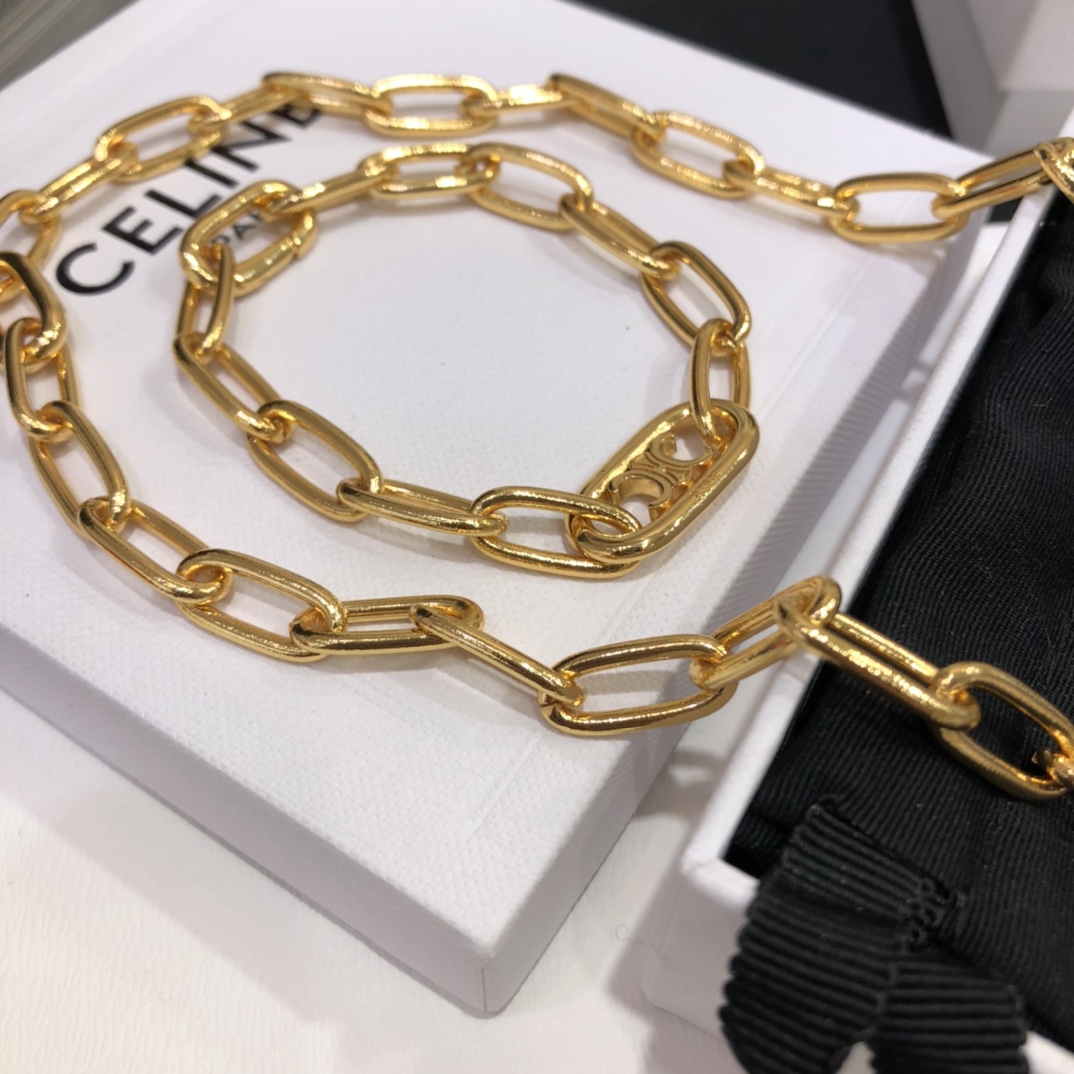 2020 show model the same Arc de Triomphe logo gold bracelet