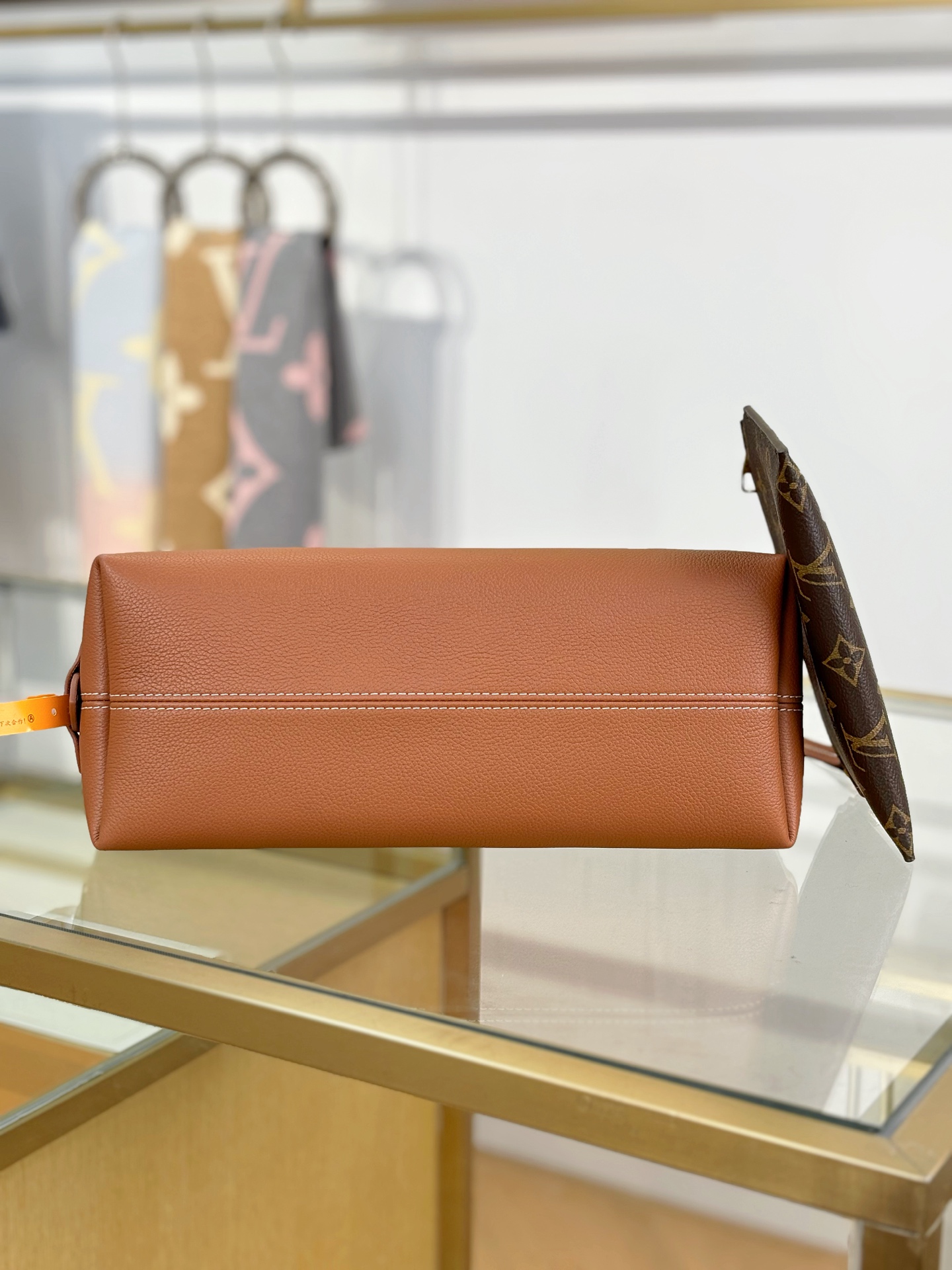 LV M13151 Low Key Messenger