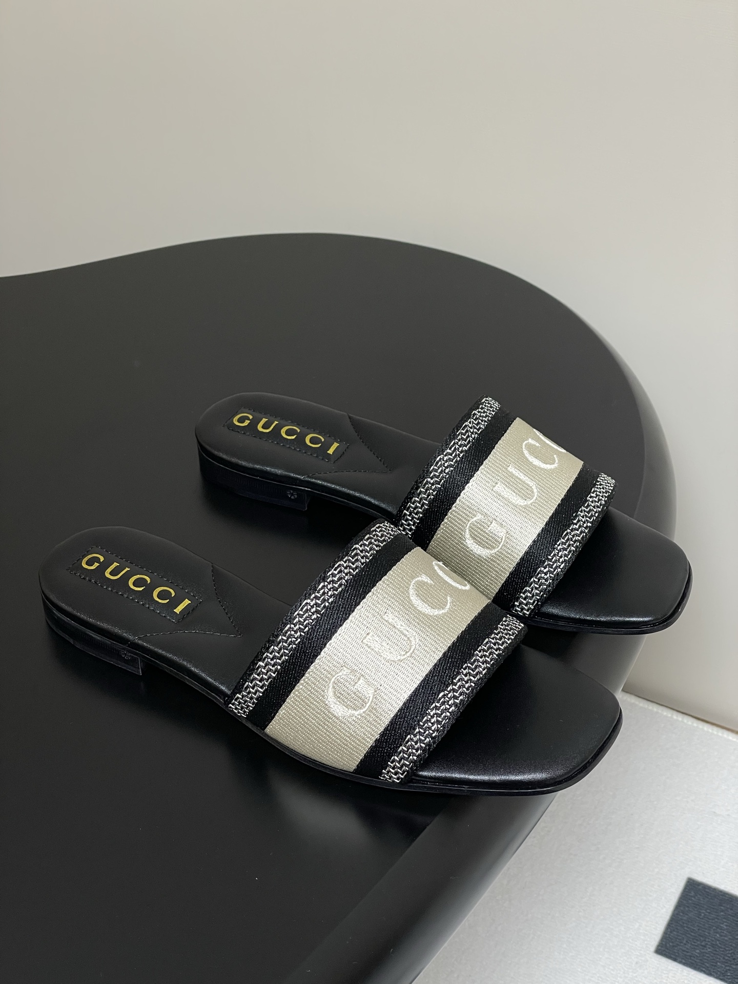 Gucci Letter Embroidered Flat Slippers