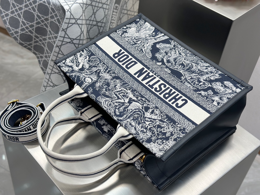 𝗗𝗶𝗼𝗿 𝗕𝗼𝗼𝗸 𝗧𝗼𝘁𝗲 New leather tote bag