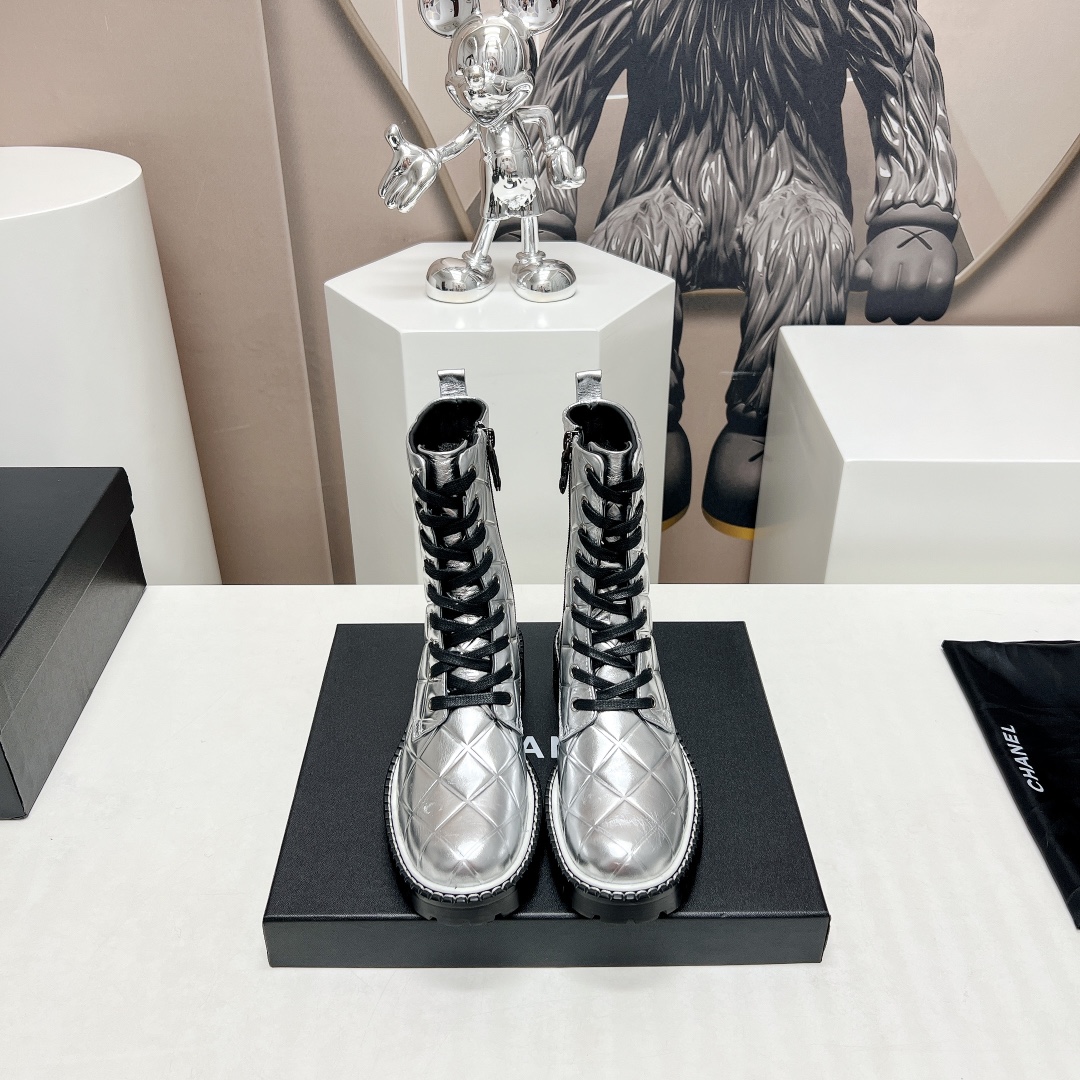 Round toe platform lace-up Doc Martens-white