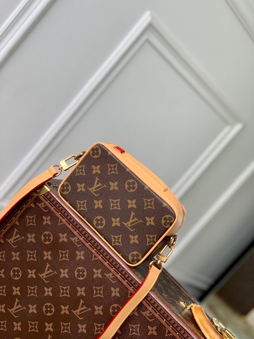 LV M14062 Baladeur Wearable Wallet