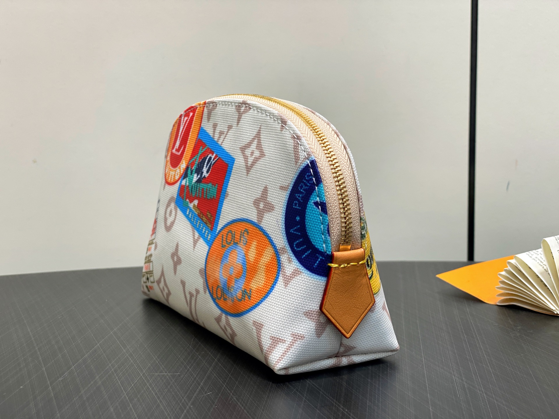 Louis Vuitton M14909 Pochette Cosmétique