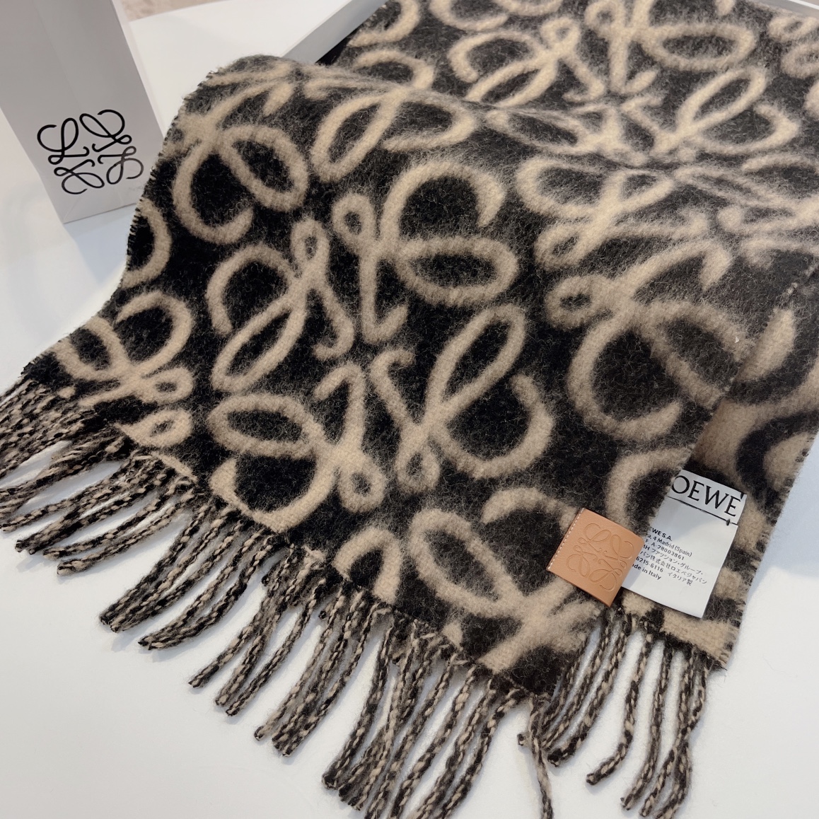 𝐋𝐨𝐞𝐰𝐞-Wool scarf-black