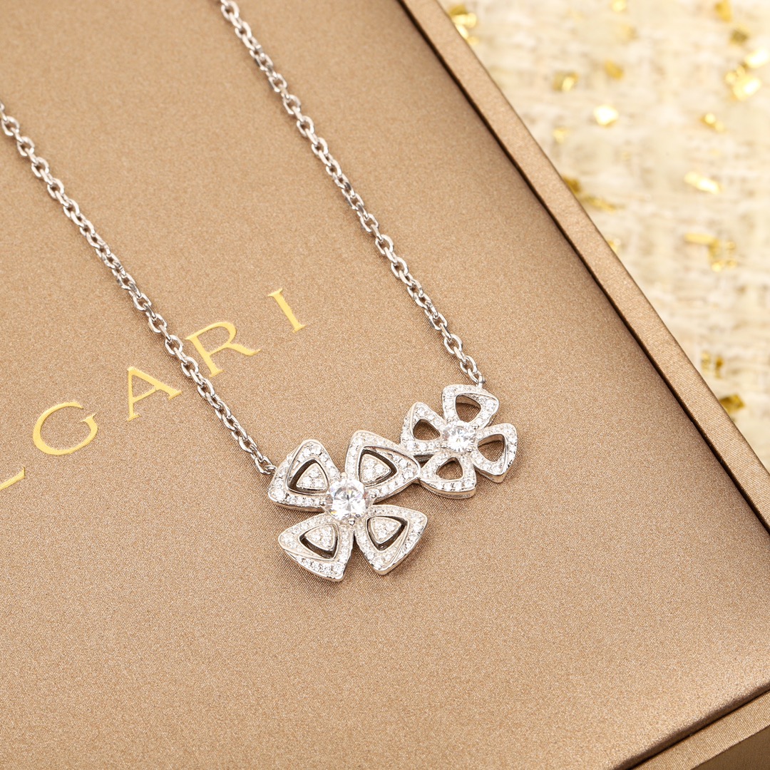 Necklace with diamond petals