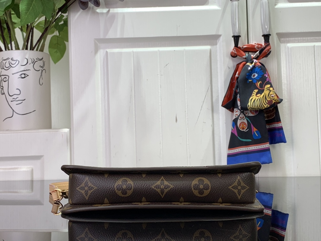 LOUIS VUITTON Lexington Pouch M83685