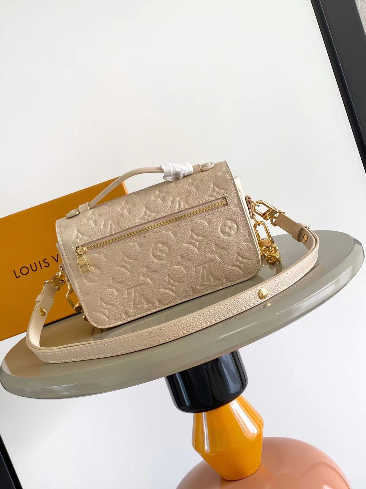 Louis Vuitton M46595 Pochette Métis East West