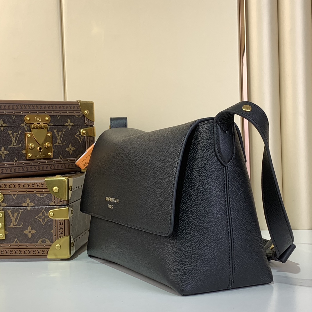 LV M13148 Low Key Messenger