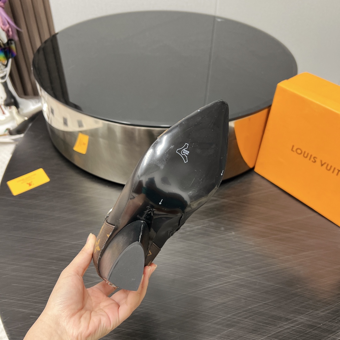 LV- pointy ankle boots with chunky heels-brown