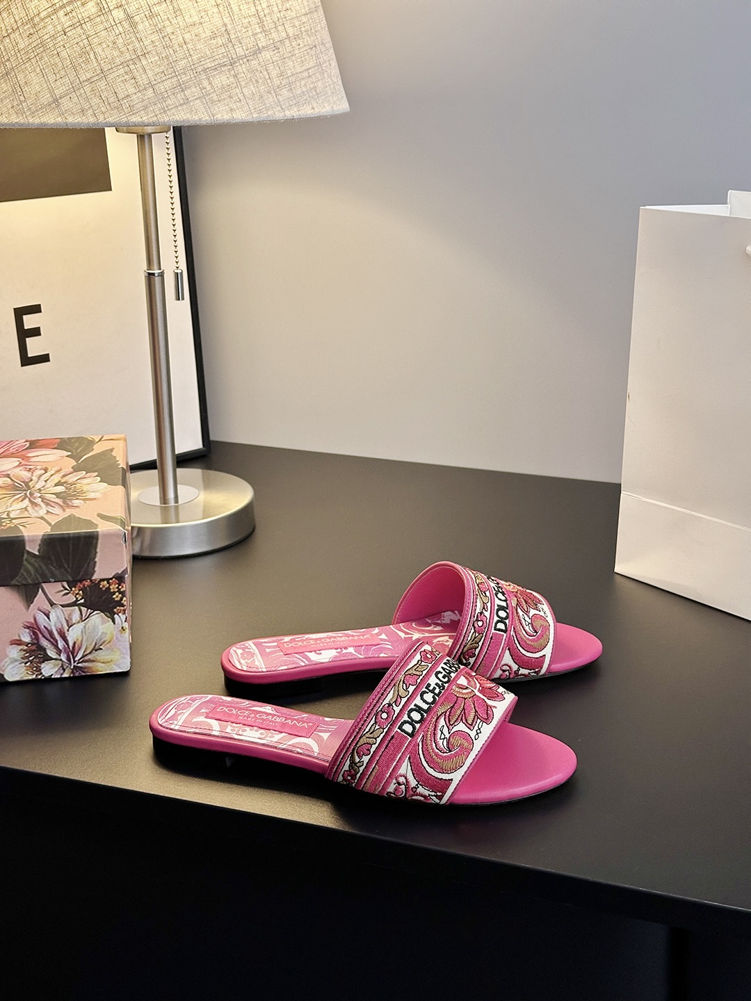 𝐃𝐎𝐋𝐂𝐄 & 𝐆𝐀𝐁𝐁𝐀𝐍𝐀 Summer Fashion Slides – LGOG Celebrity Style