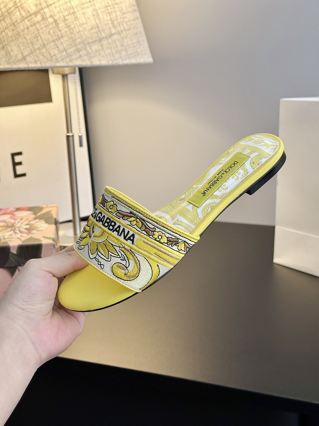 𝐃𝐎𝐋𝐂𝐄 & 𝐆𝐀𝐁𝐁𝐀𝐍𝐀 Summer Fashion Slides – LGOG Celebrity Style