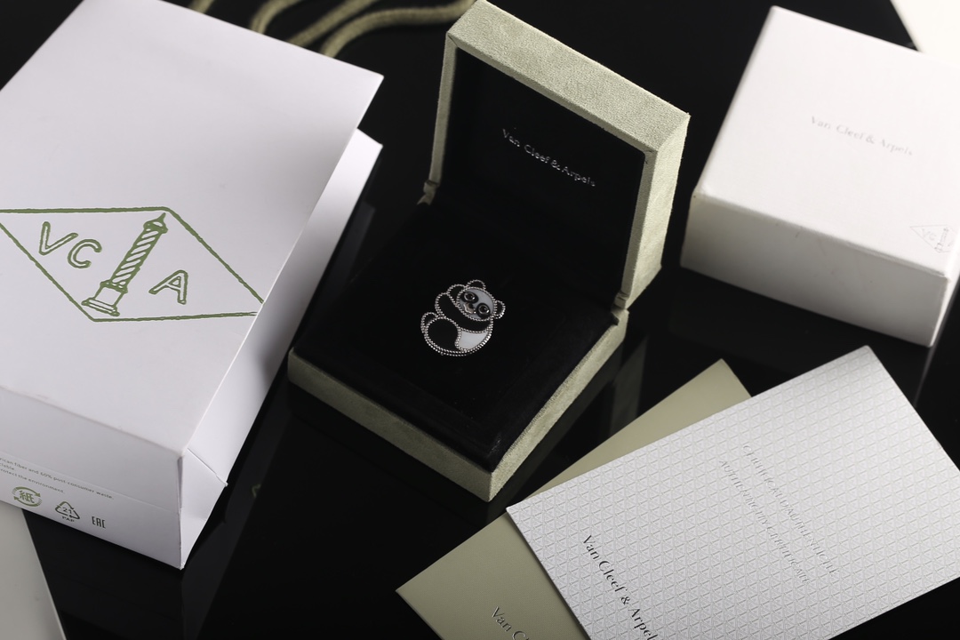 Van Cleef & Arpels – Lucky Animals® Brooch Collection