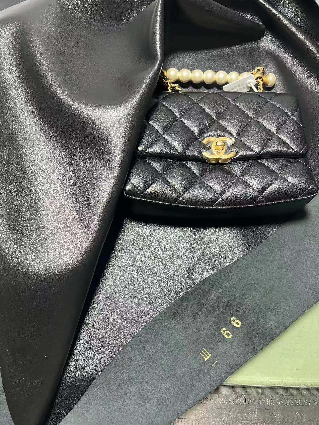 Chanel24a pearl handle flap bag