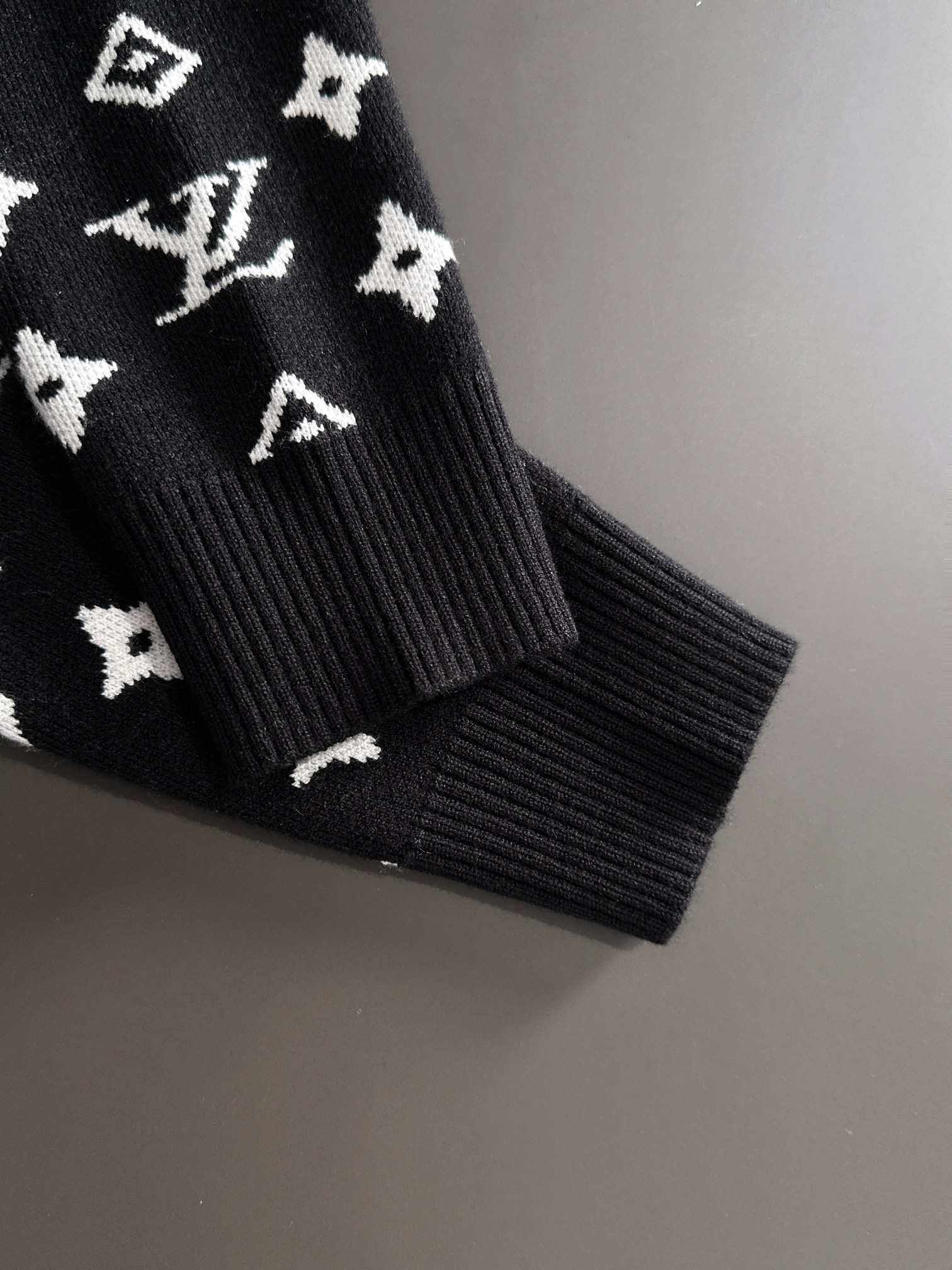 LV 2024 -black sweater