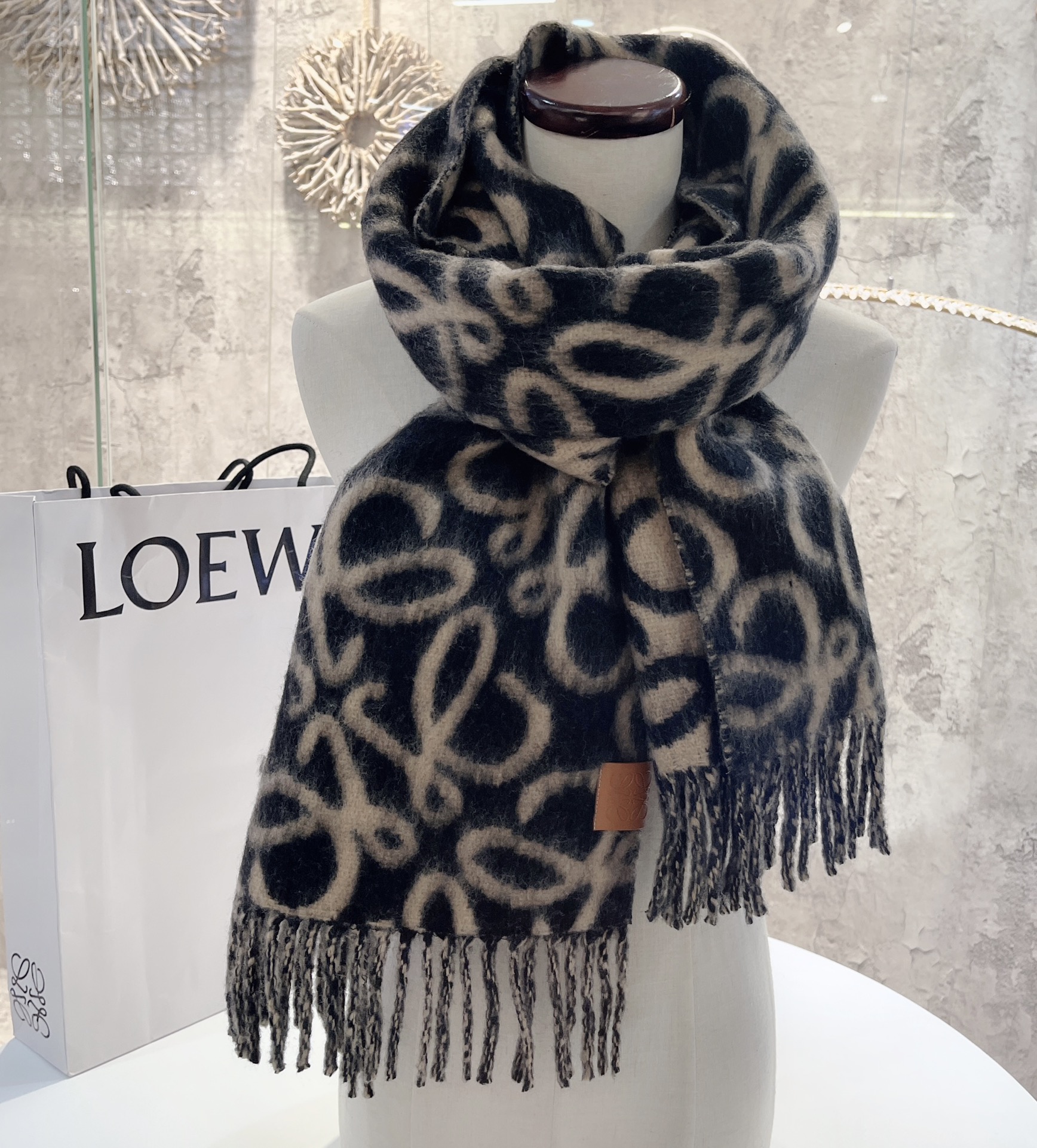 𝐋𝐨𝐞𝐰𝐞-Wool scarf-black