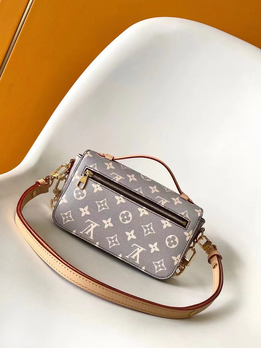 Louis Vuitton Pochette Métis East West M12429