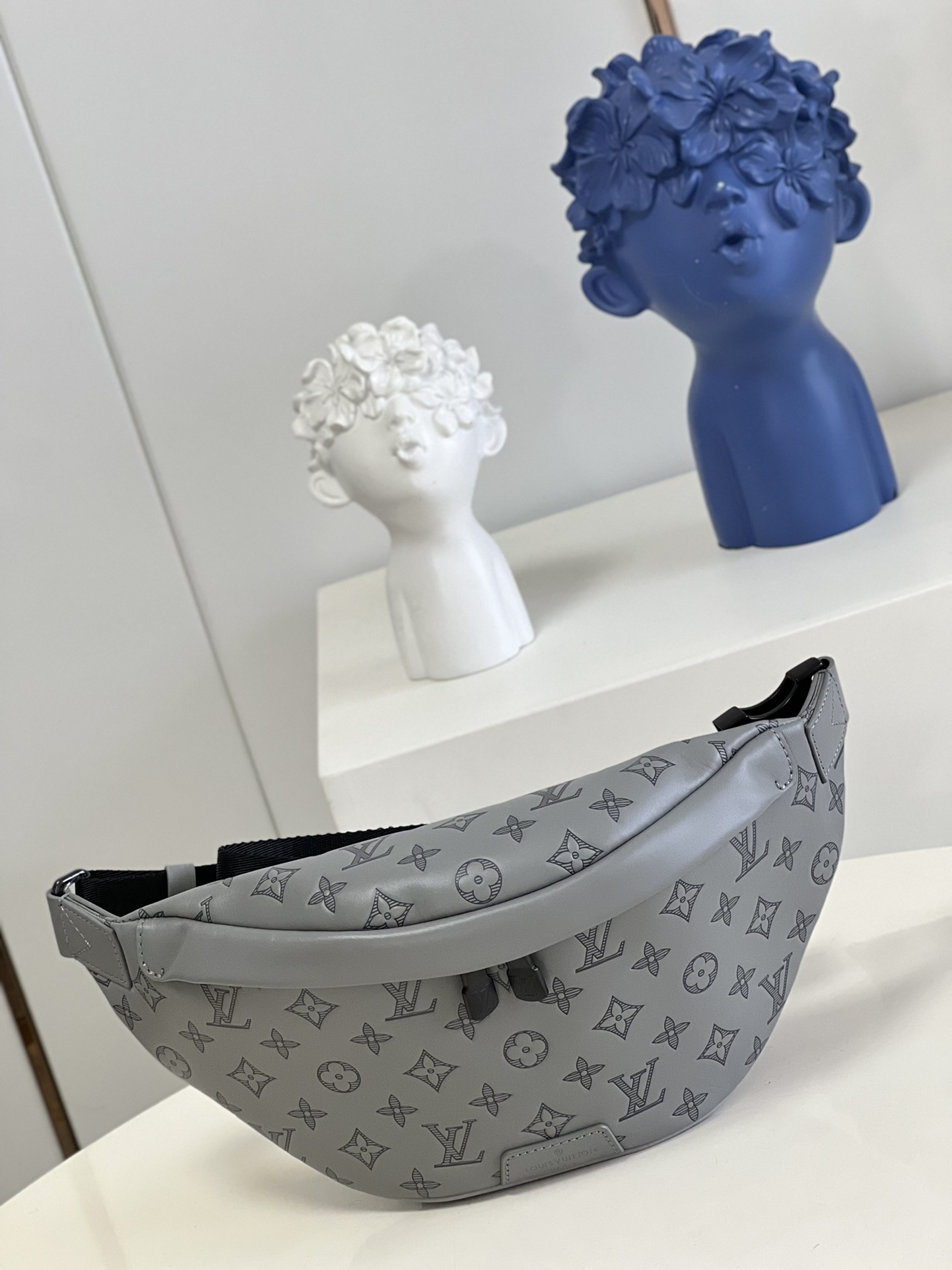 Louis Vuitton Anthracite gray M46108 Discovery Bumbag