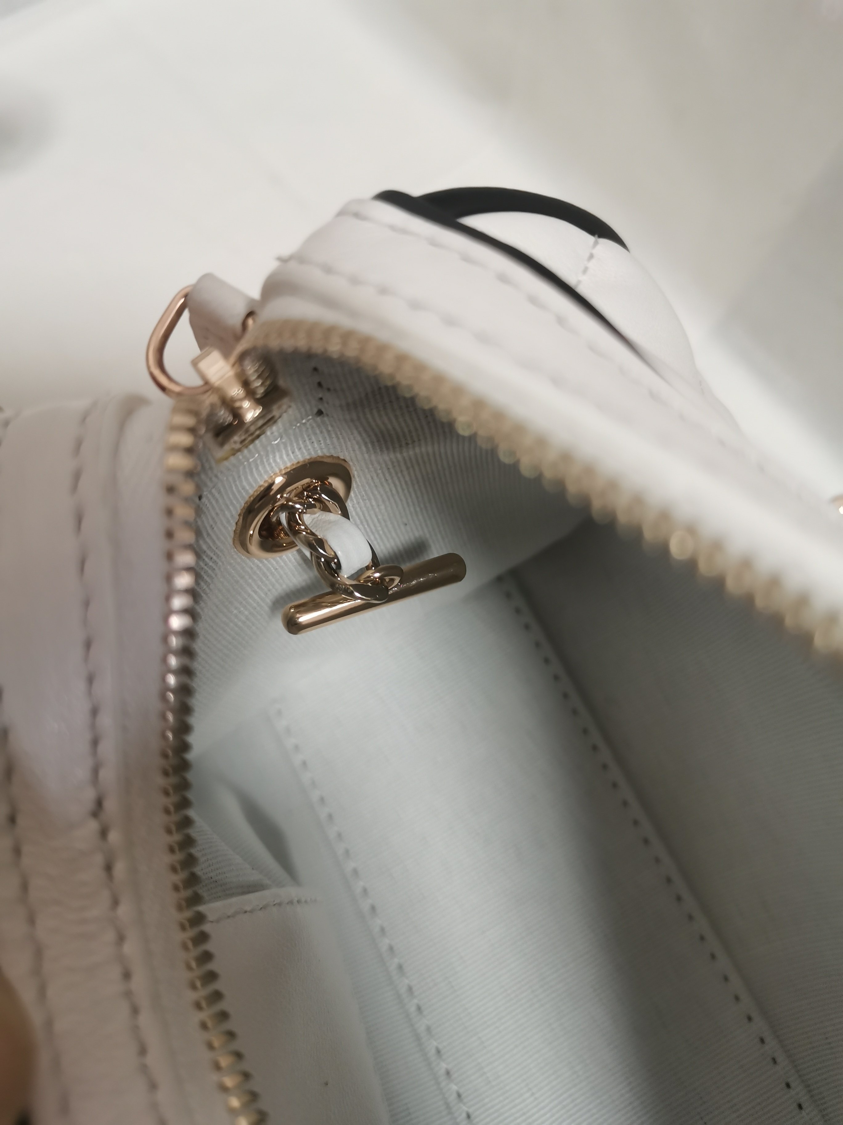 Chanel Classic WhiteChanel Classic White Quilted Bag