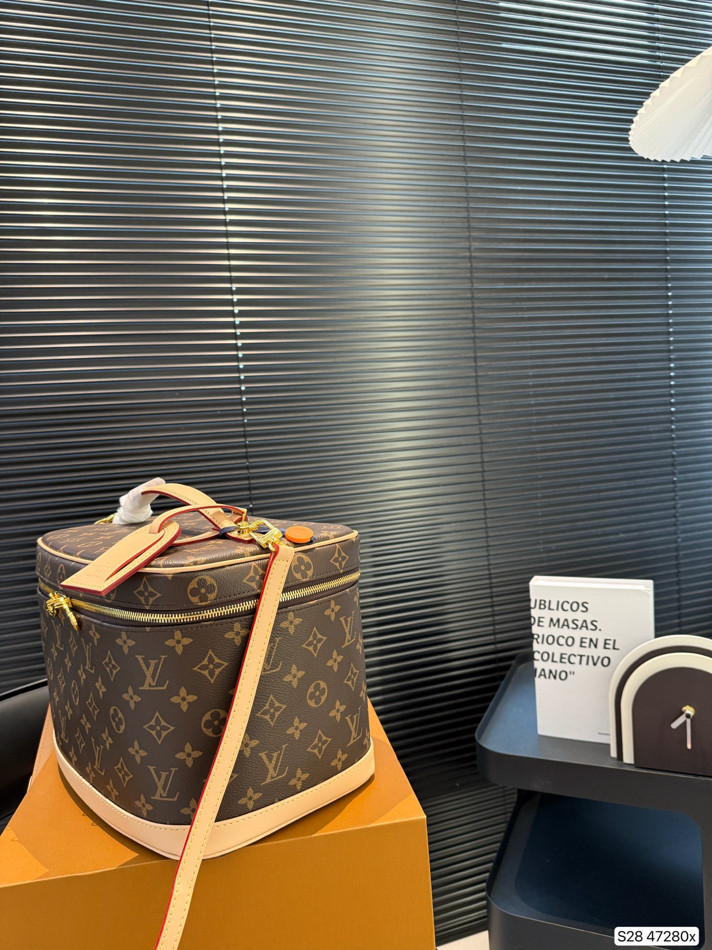 LV M44935 Nice Vanity