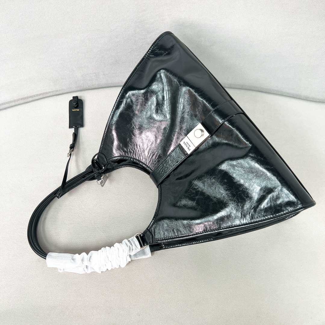 Prada- 2025 Oil-Wax Leather Signature Bag 1BG570