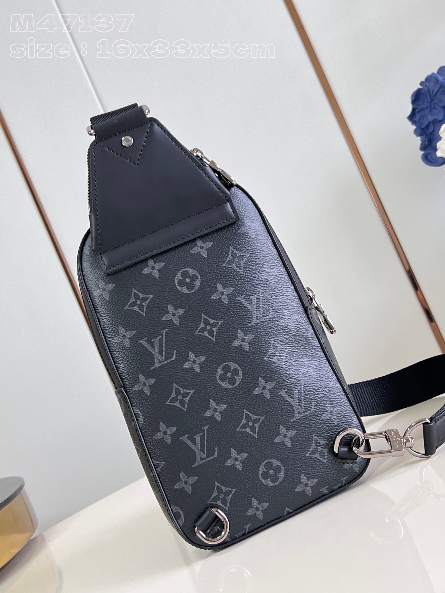 LV-M47137 Avenue Slingbag PM