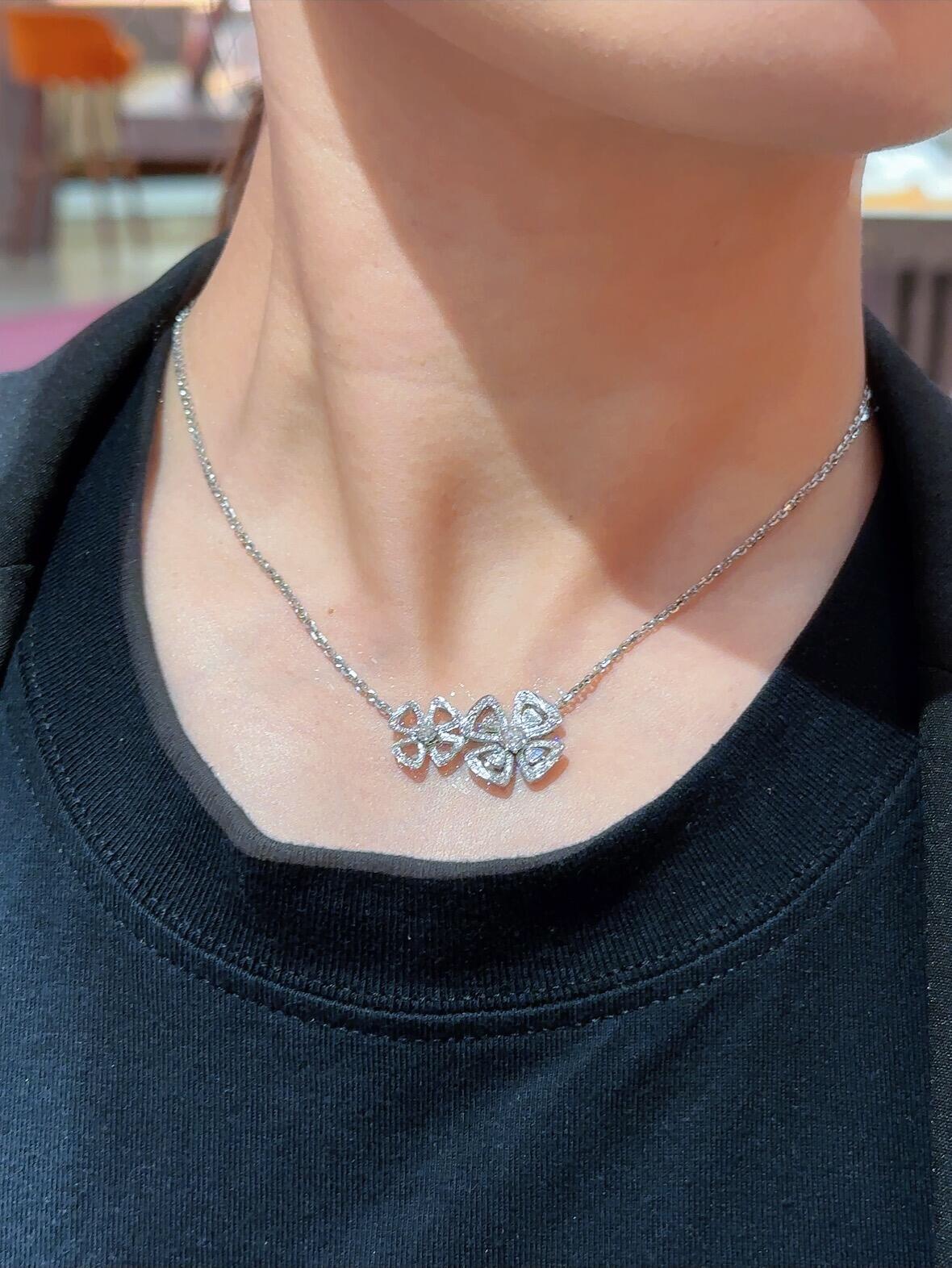 Necklace with diamond petals