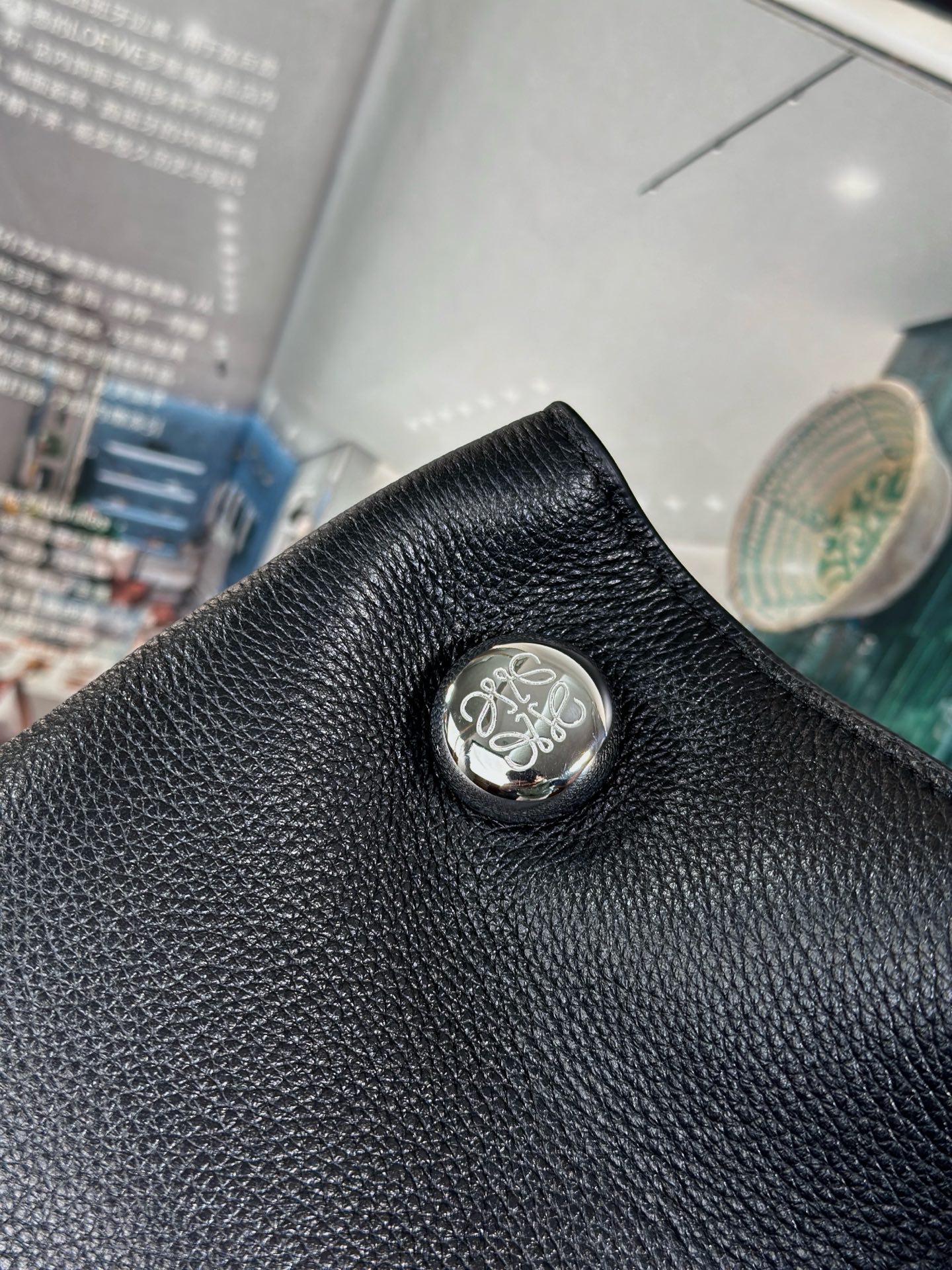 LOEWE Pebble Pouch (Large, Black)