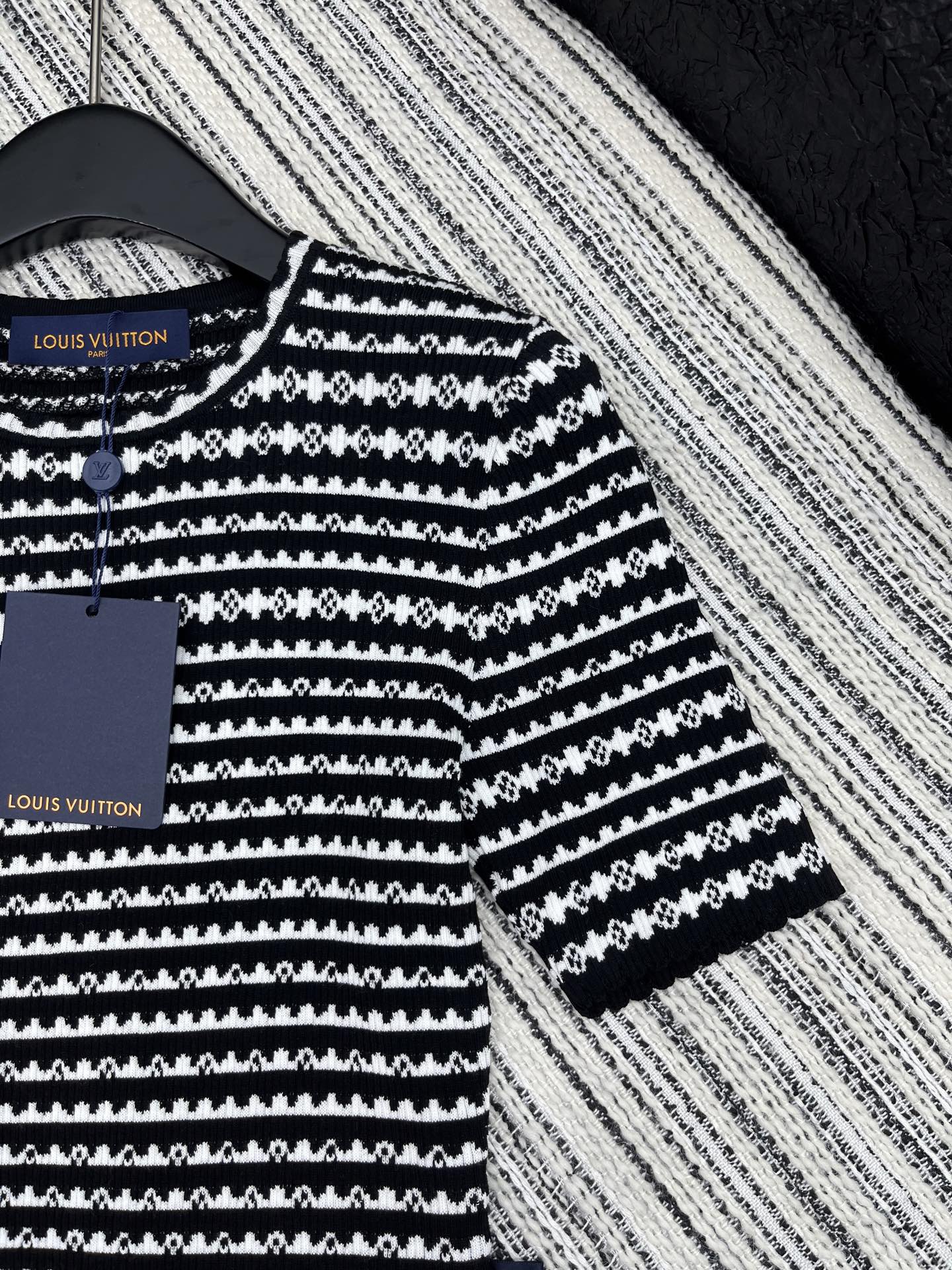 LV 1AHJ16 Scallop Stripe Knit Top