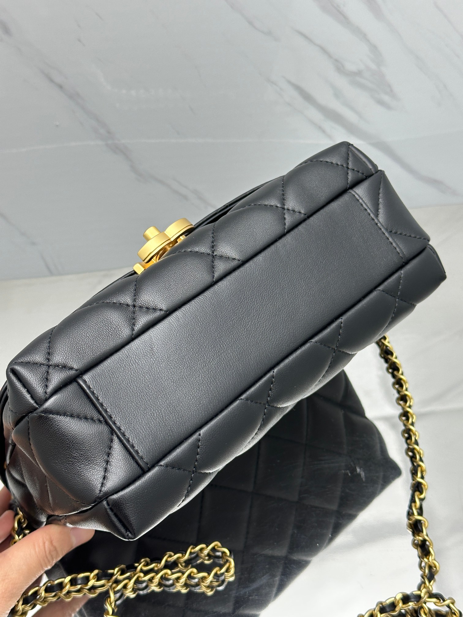 chanel24A pearl chain bag