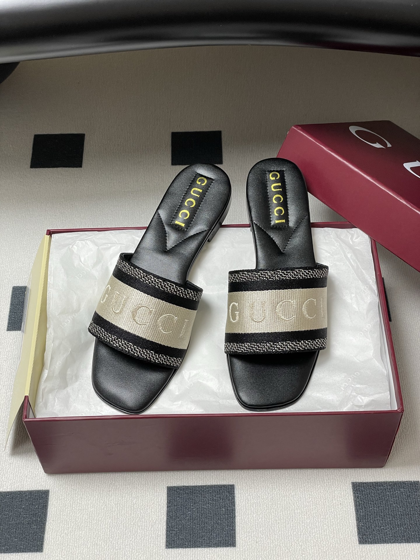 Gucci Letter Embroidered Flat Slippers