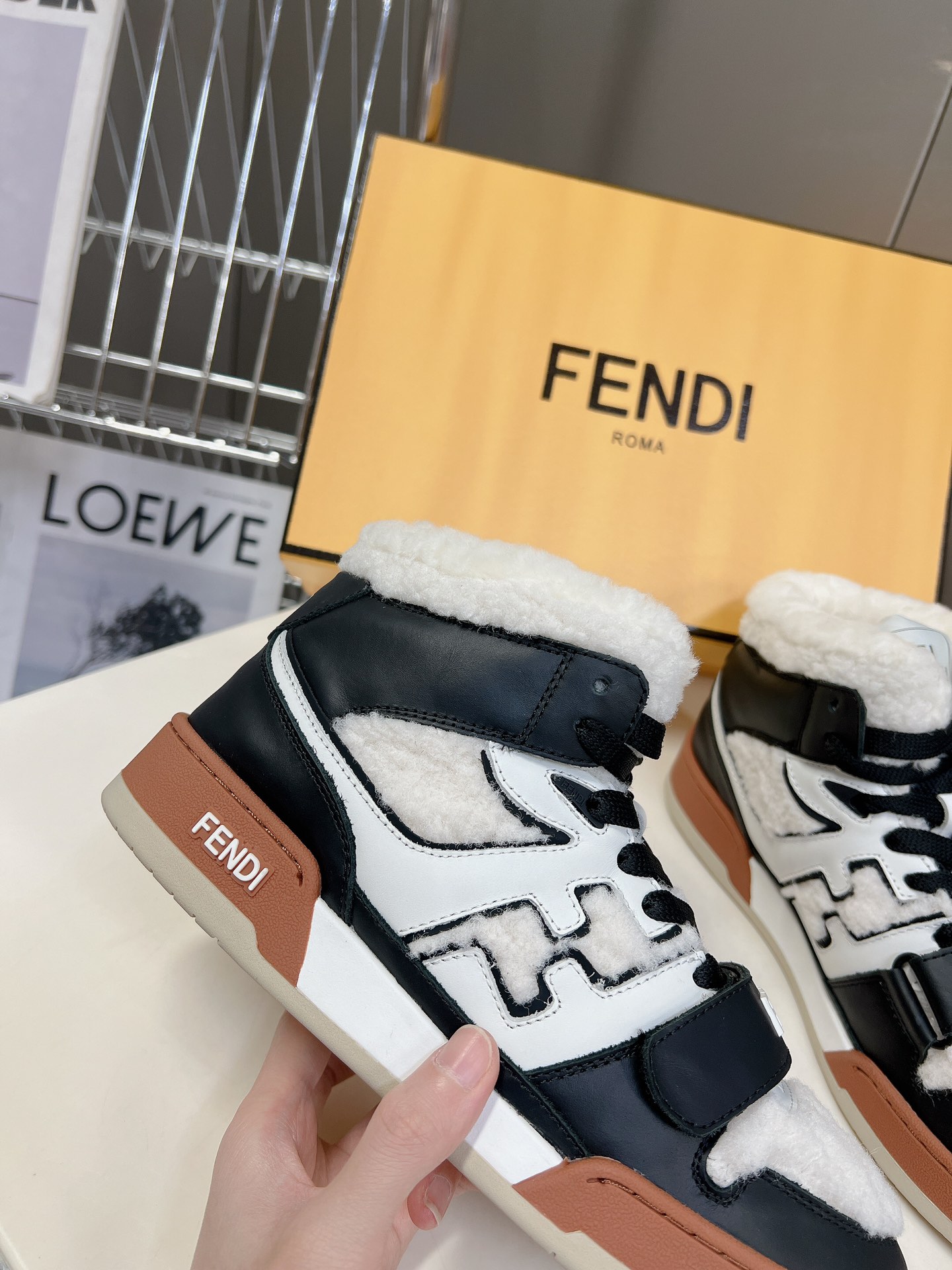 Top Version Fendi Classic Best-Seller SeriesFD Match 1:1 Replica. Designed by Kim Jones, this is Fendi’s first pair of sneakers, the Fendi Match, inspired by the design of LV’s Trainer basketball shoes. The blend of new energy and retro FF design mak