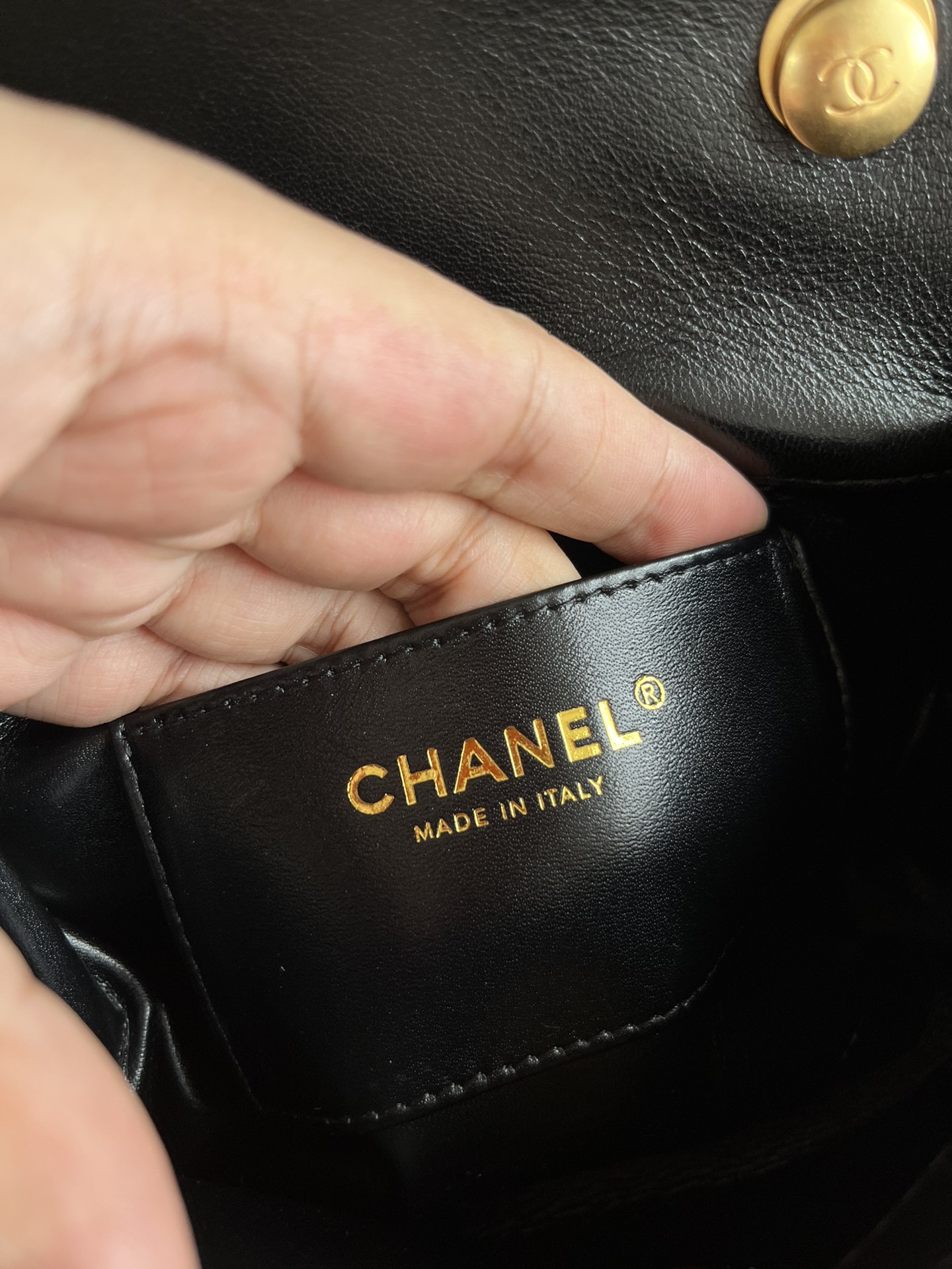 Chanel24a pearl handle flap bag