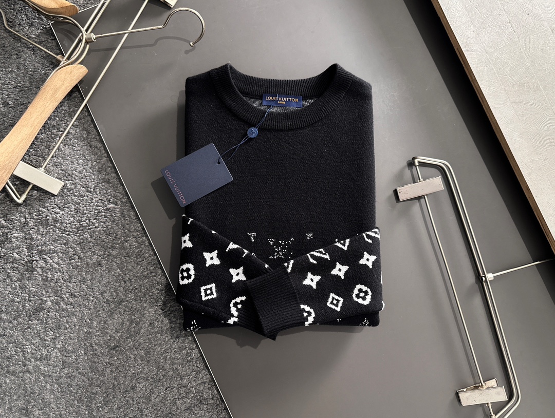 LV 2024 -black sweater