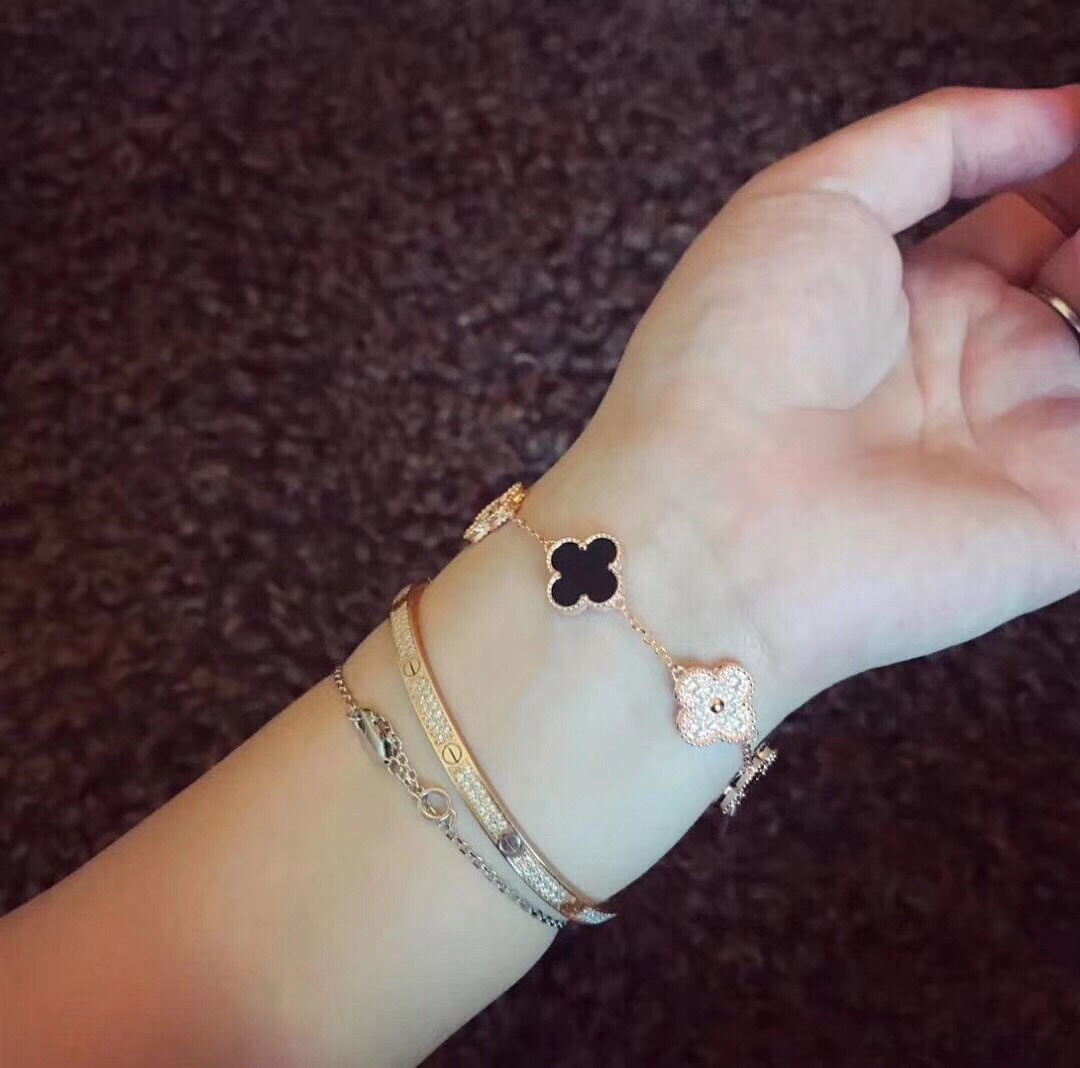 Van Cleef & Arpels top-selling collection – the five-flower clover bracelet!