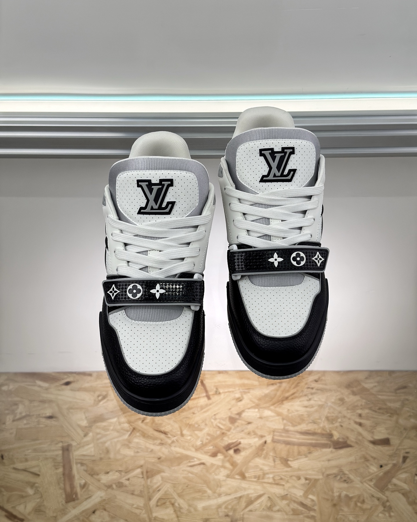 LOUIS VUITTON 1AHTDF LV Trainer Sneaker